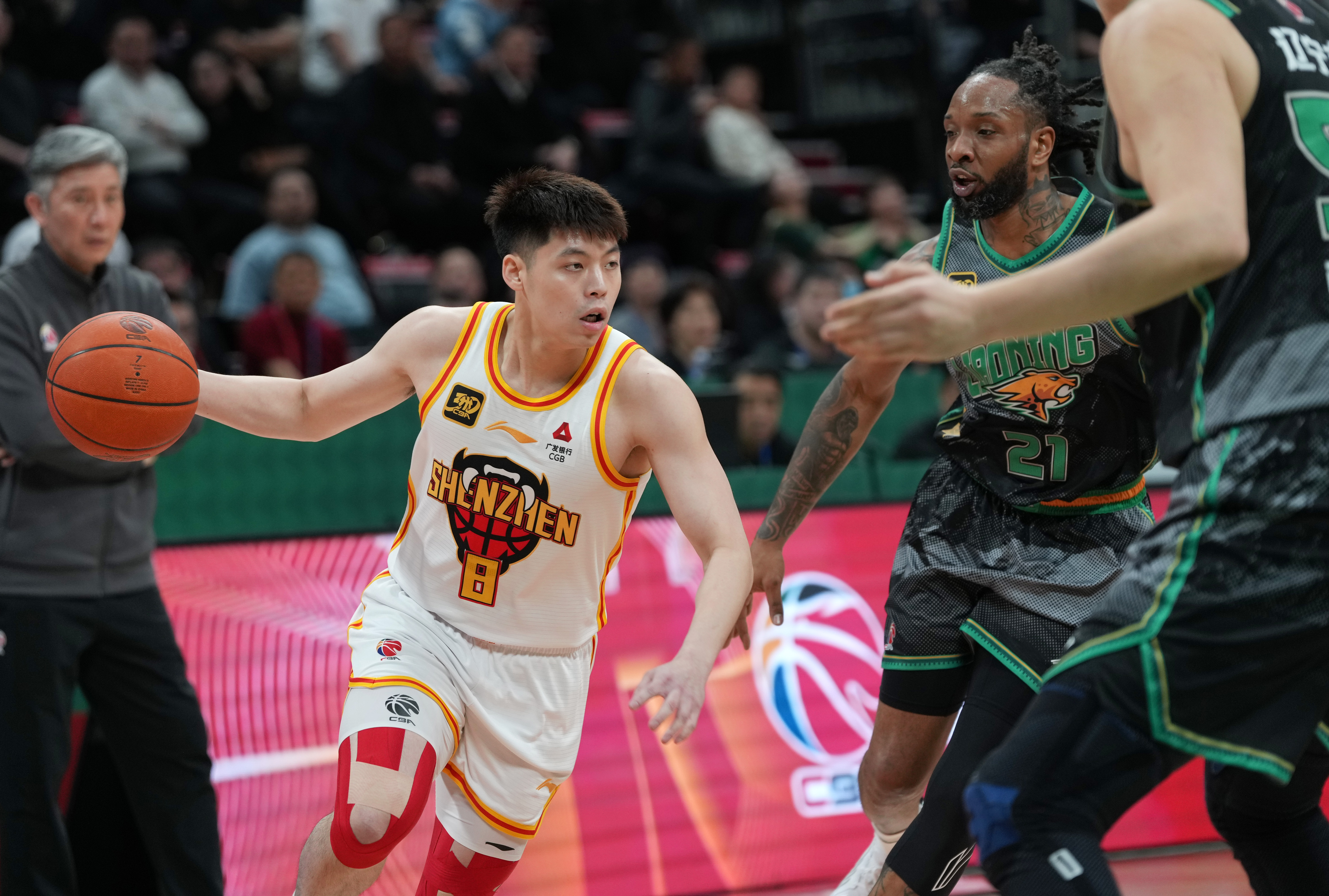 今夜CBA季后赛焦点战辽宁本钢战术微调备战欧篮联，媒体一致点评：清晨洛杉矶湖人备战德国杯 